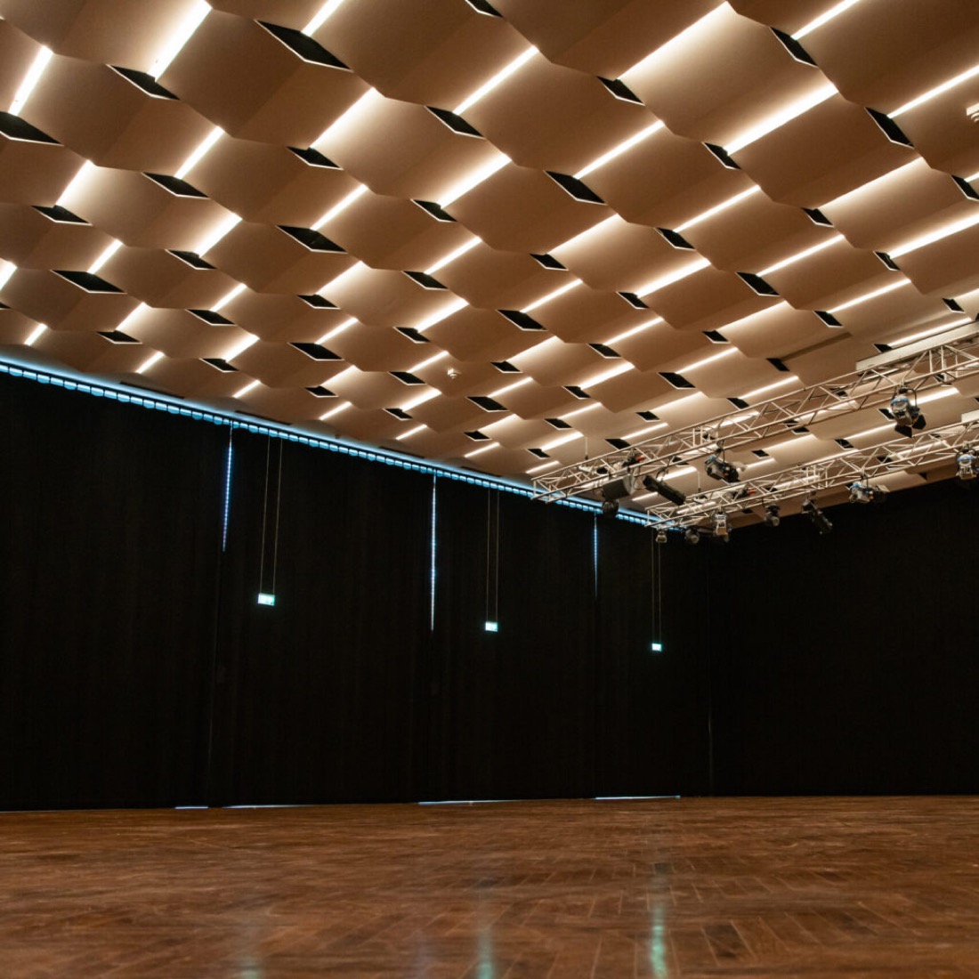 Rent studios, transparent and by the hour