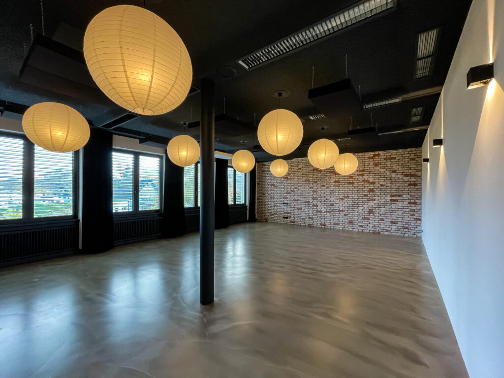 Helles Produktionsstudio Studio 4 für Content Creation und Interviews in Freiburg