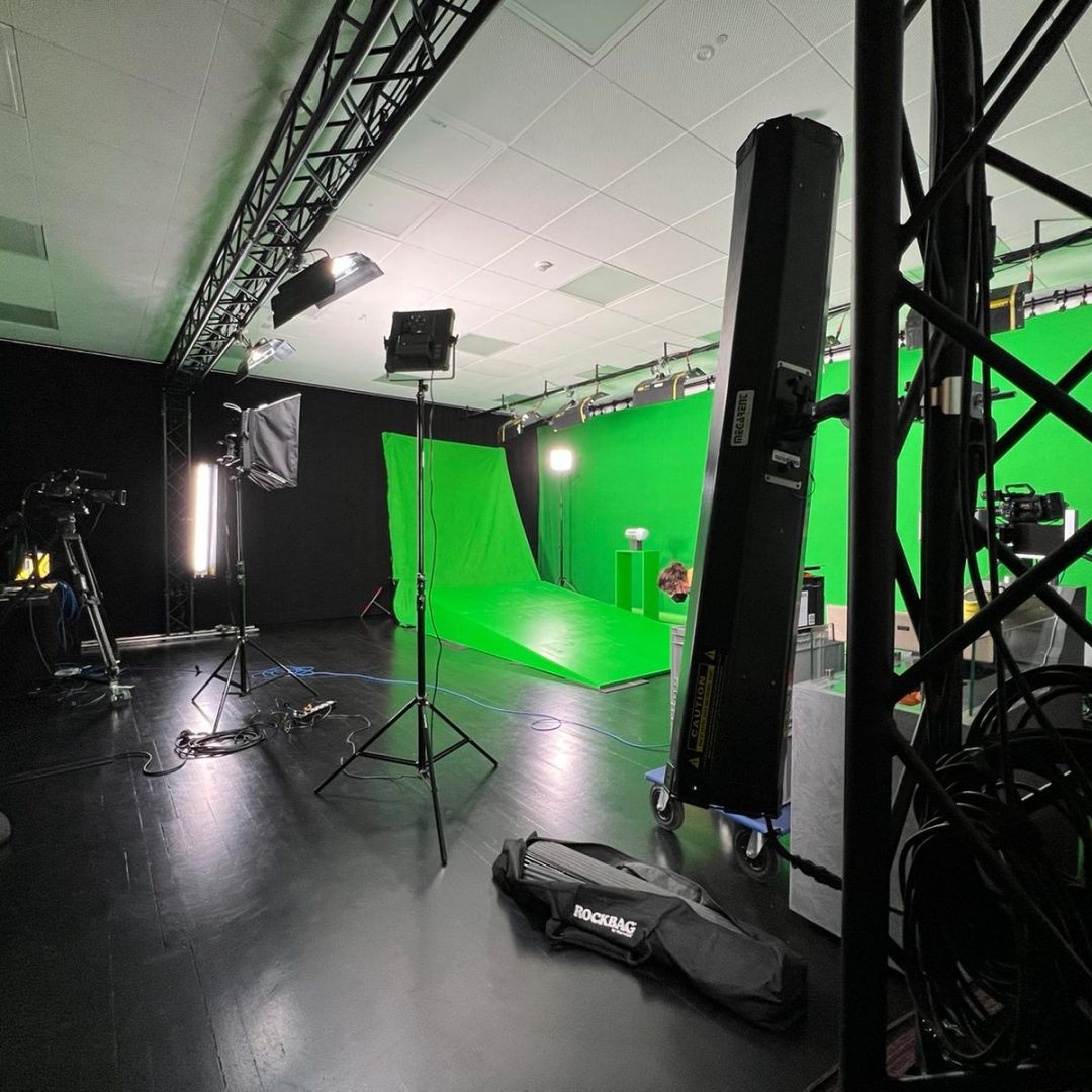 Modernes Produktionsstudio Studio 2 bei Black Forest Studios mit schwarzem, weißem und grünem Hintergrundsystem für Film, Werbung und Social Media Produktionen