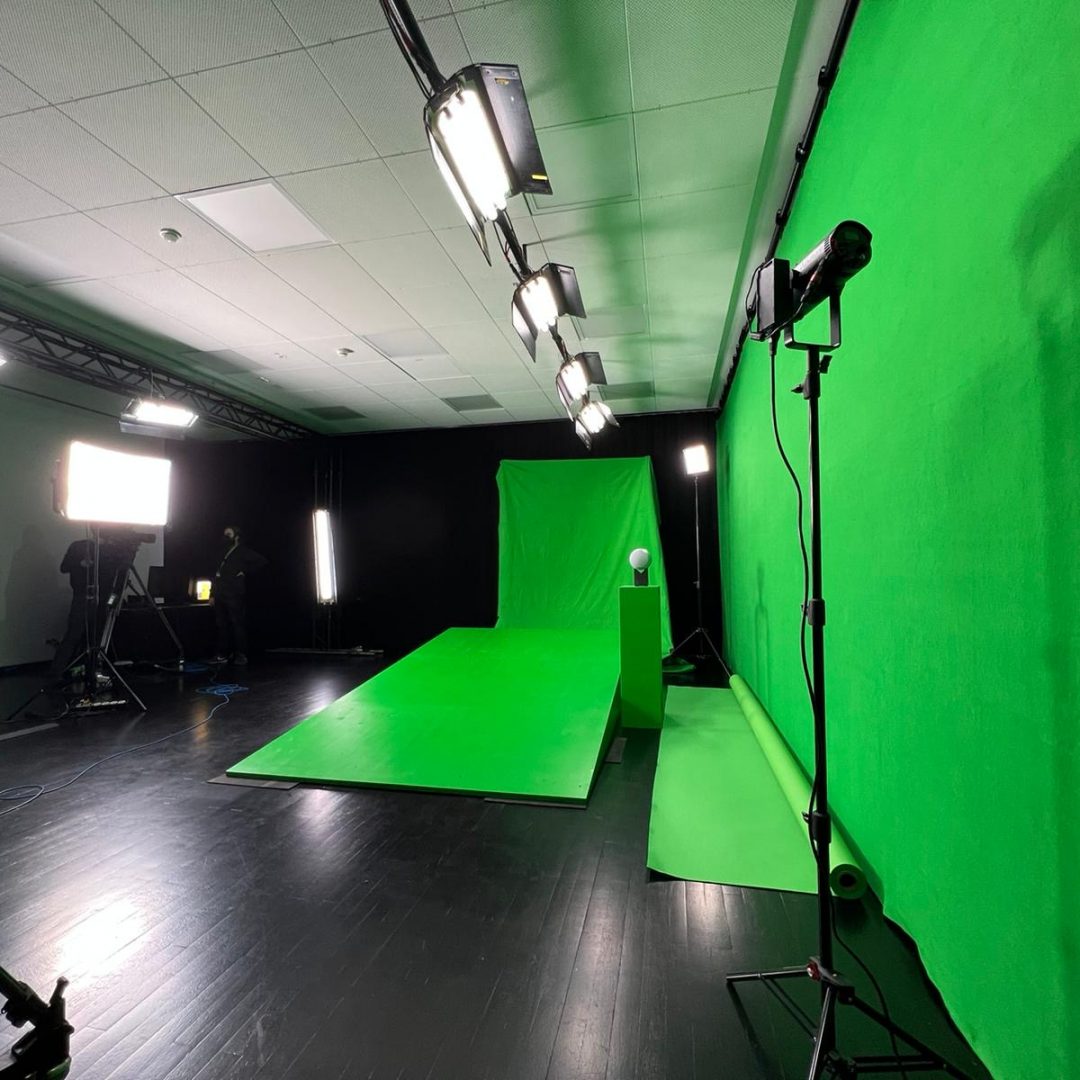 Premium Greenscreen Filmstudio in Freiburg mit professioneller Lichttechnik und flexibler Studiofläche für virtuelle Produktionen und kreative Drehs
