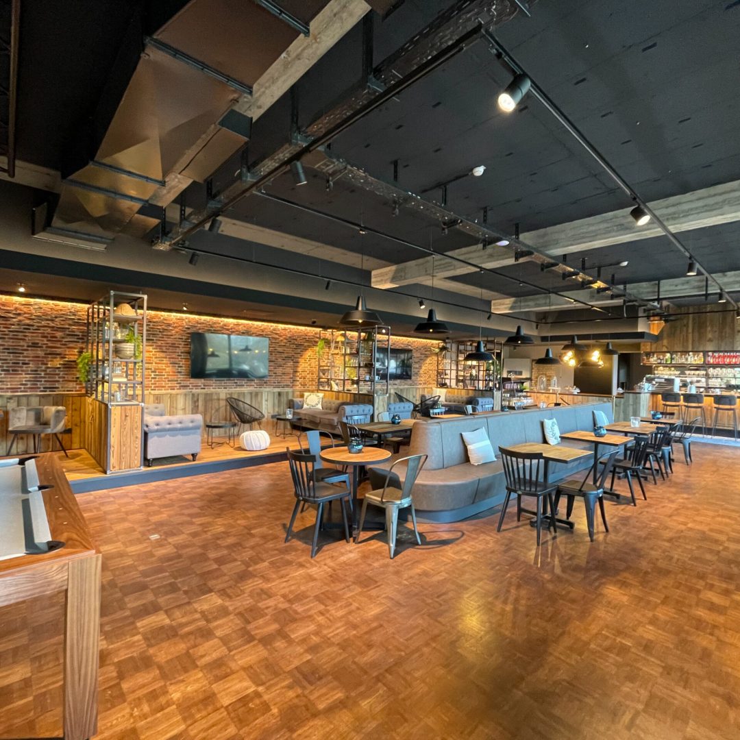 Stilvolle Barn Kitchen bei Black Forest Studios mit Café-, Bar- und Lounge-Bereich für kreative Events, Workshops und Filmproduktionen