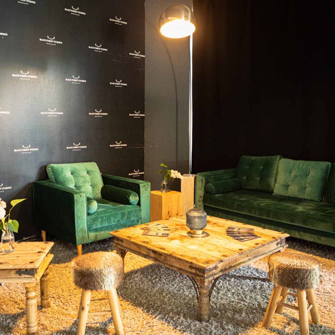 Modernes Foto- und Eventstudio Studio 7 in Deutschland mit gemütlicher Lounge-Atmosphäre und Bar für kreative Projekte, Partys und Networking Events