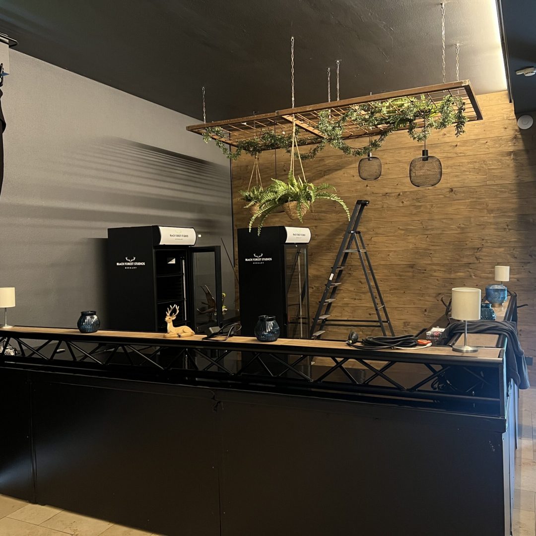 Vielseitiges Kreativstudio Studio 7 bei Black Forest Studios in Freiburg mit Bar, Lounge und flexibler Fläche für Fotografie, Events und Produktionen