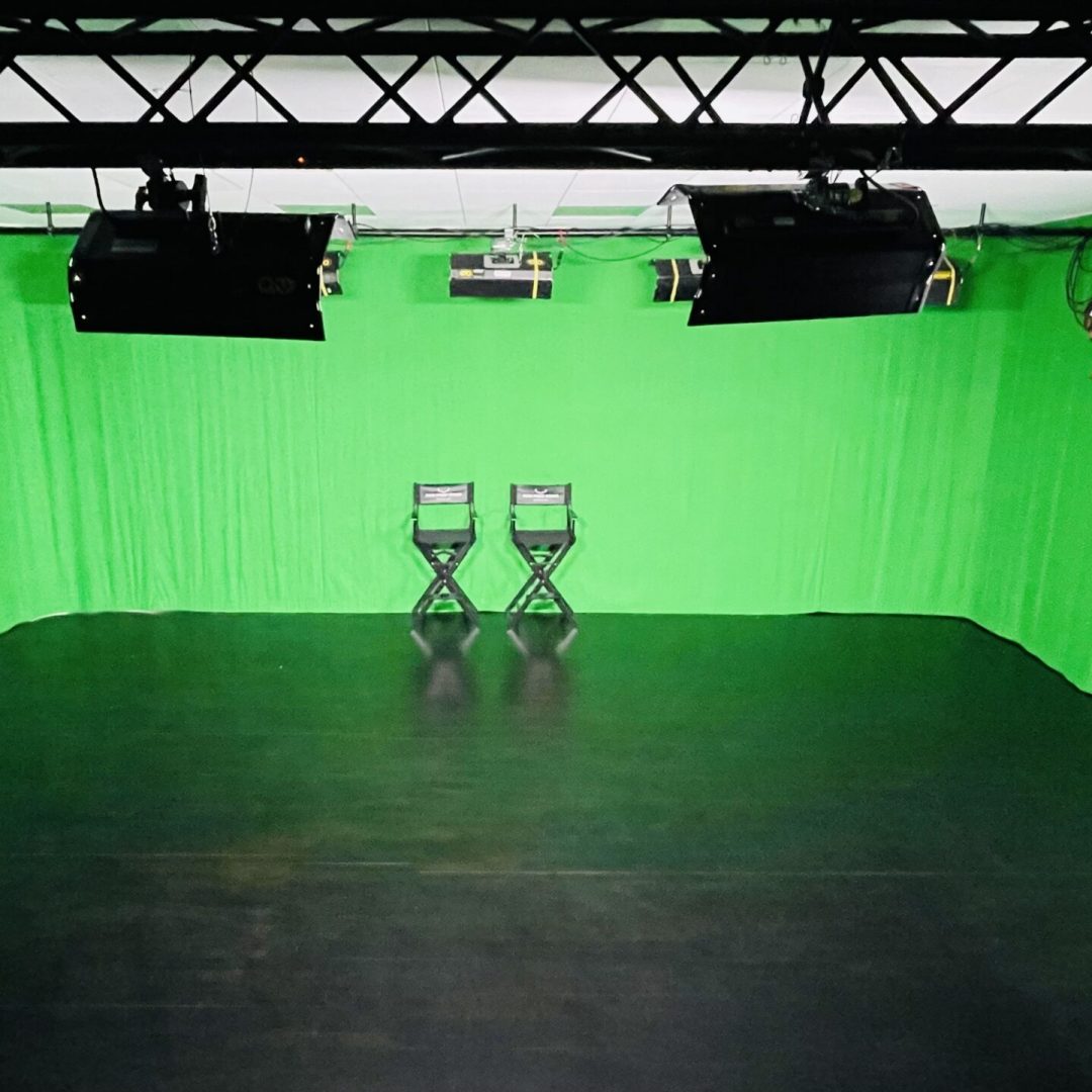 Ready-to-shoot Filmstudio Stage 2 in Deutschland mit fest installiertem Lichtsetup, Greenscreen und Roll-Out Cyclorama für Content Creation und Live Produktionen
