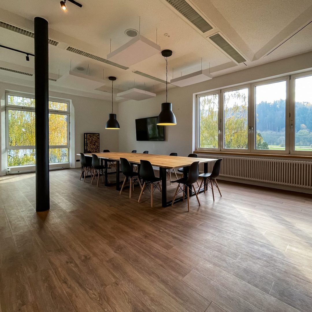 Moderner Konferenz- und Workshopraum Studio 5 bei Black Forest Studios in Freiburg für Meetings, Seminare und kreative Teamworkshops