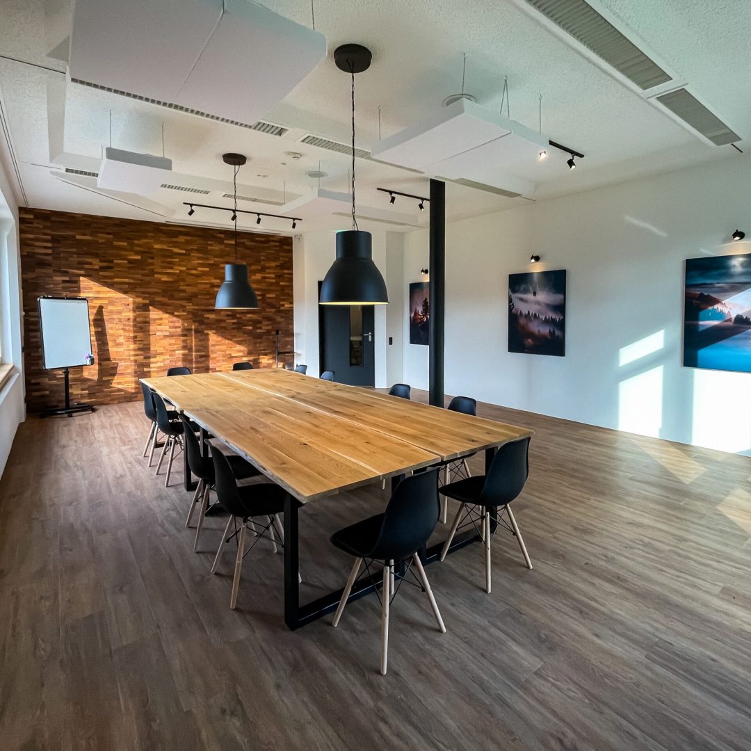Professioneller Meetingraum Studio 5 in Deutschland mit flexibler Bestuhlung und moderner Atmosphäre für Workshops, Präsentationen und Business Events