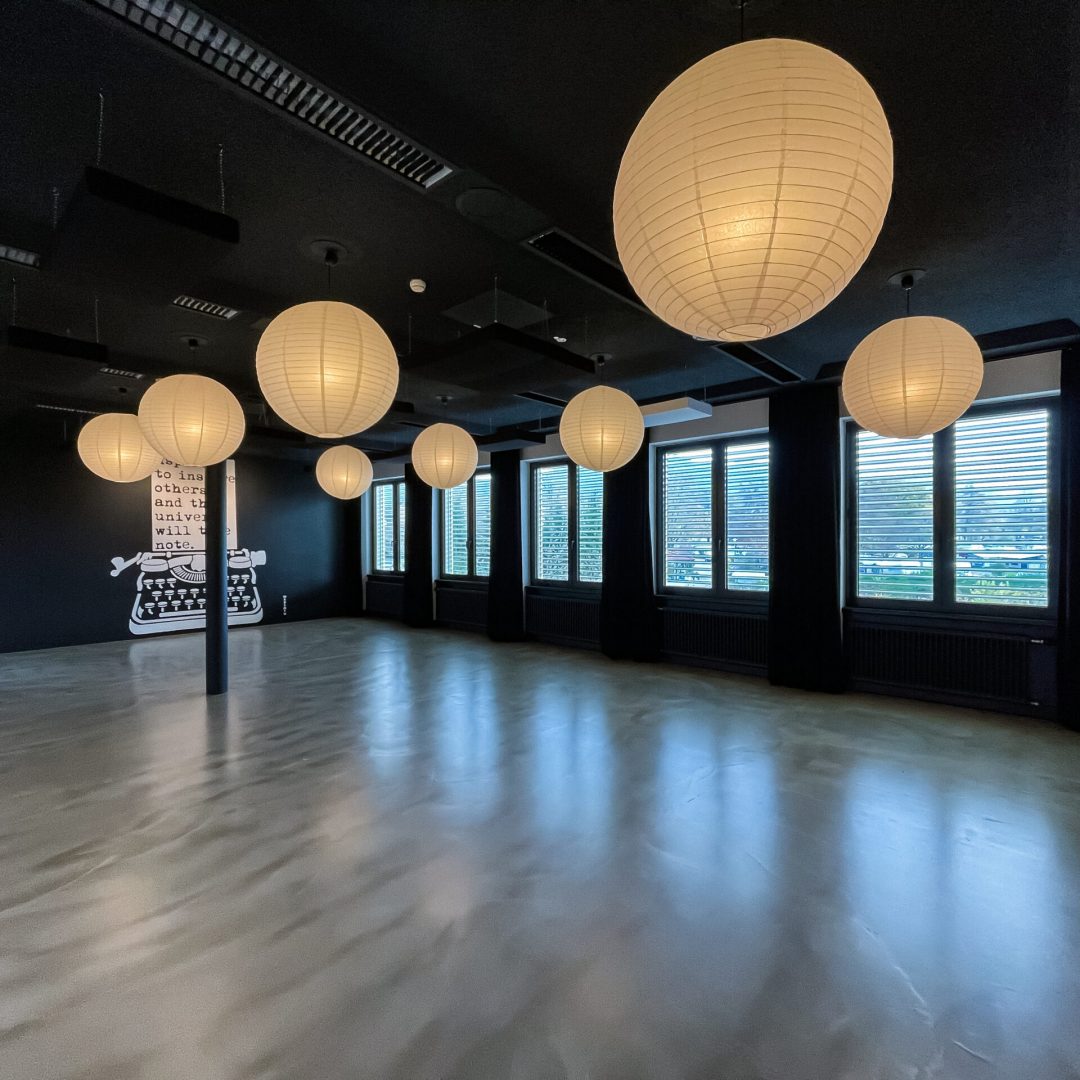 Helles Kreativstudio Stage 4 in Deutschland mit natürlichem Tageslicht und flexibler Studiofläche für Fotografie, Social Media und Business Workshops