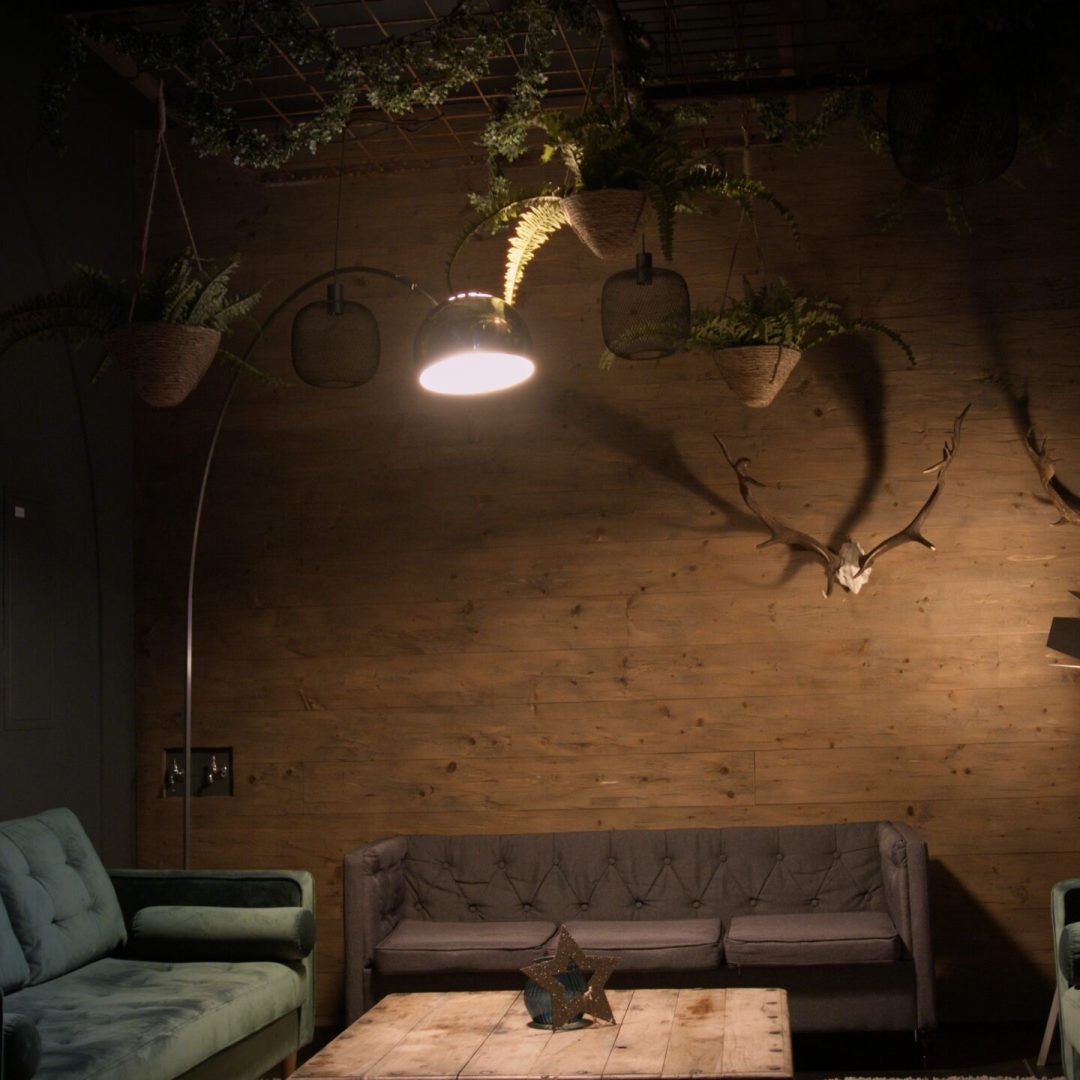 Kreativer Vorraum zu Studio 1 bei Black Forest Studios mit stilvoller Bar und Lounge ideal für Fotoproduktionen, Empfänge und private Veranstaltungen